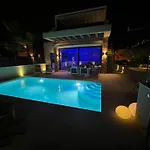 فيلة Luxury With Heated Pool, Jacuzzi & Rooftop Lounge *