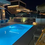 Вилла Luxury With Heated Pool, Jacuzzi & Rooftop Lounge Торевьиа
