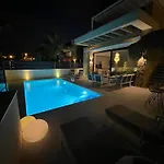 Вилла Luxury With Heated Pool, Jacuzzi & Rooftop Lounge Торевьиа