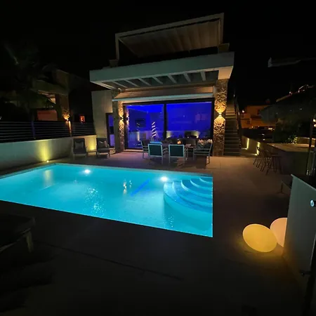빌라 Luxury With Heated Pool, Jacuzzi & Rooftop Lounge Pmt22 *