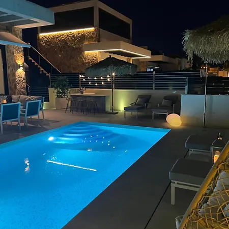 Вілла Luxury With Heated Pool, Jacuzzi & Rooftop Lounge Pmt22 Торрев'єха