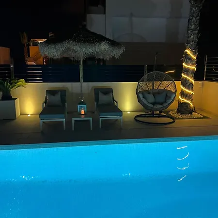 فيلة Luxury With Heated Pool, Jacuzzi & Rooftop Lounge تورّيفيِخا