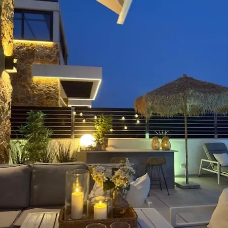فيلة Luxury With Heated Pool, Jacuzzi & Rooftop Lounge تورّيفيِخا