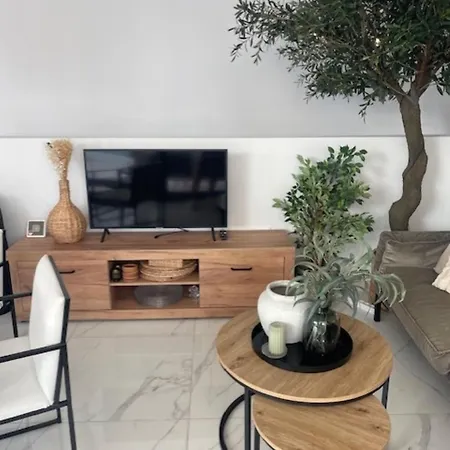 Luxury With Heated Pool, Jacuzzi & Rooftop Lounge فيلة تورّيفيِخا
