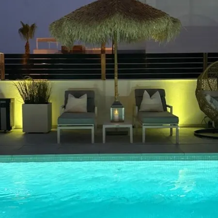 فيلة Luxury With Heated Pool, Jacuzzi & Rooftop Lounge تورّيفيِخا
