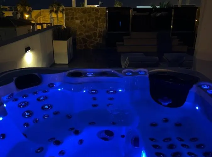 Luxury With Heated Pool, Jacuzzi & Rooftop Lounge *