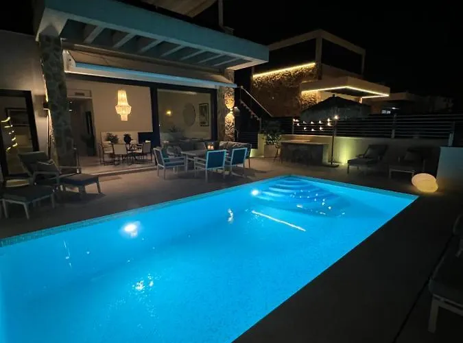 Villa Luxury With Heated Pool, Jacuzzi & Rooftop Lounge *